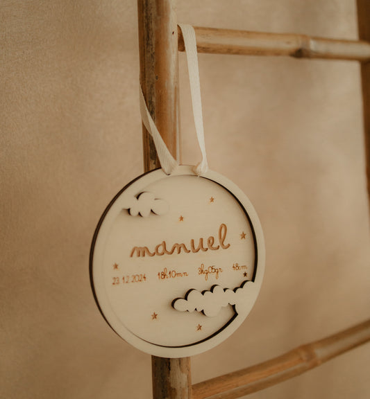 Placa de Nascimento Personalizada em Madeira com Nuvem e Estrelas