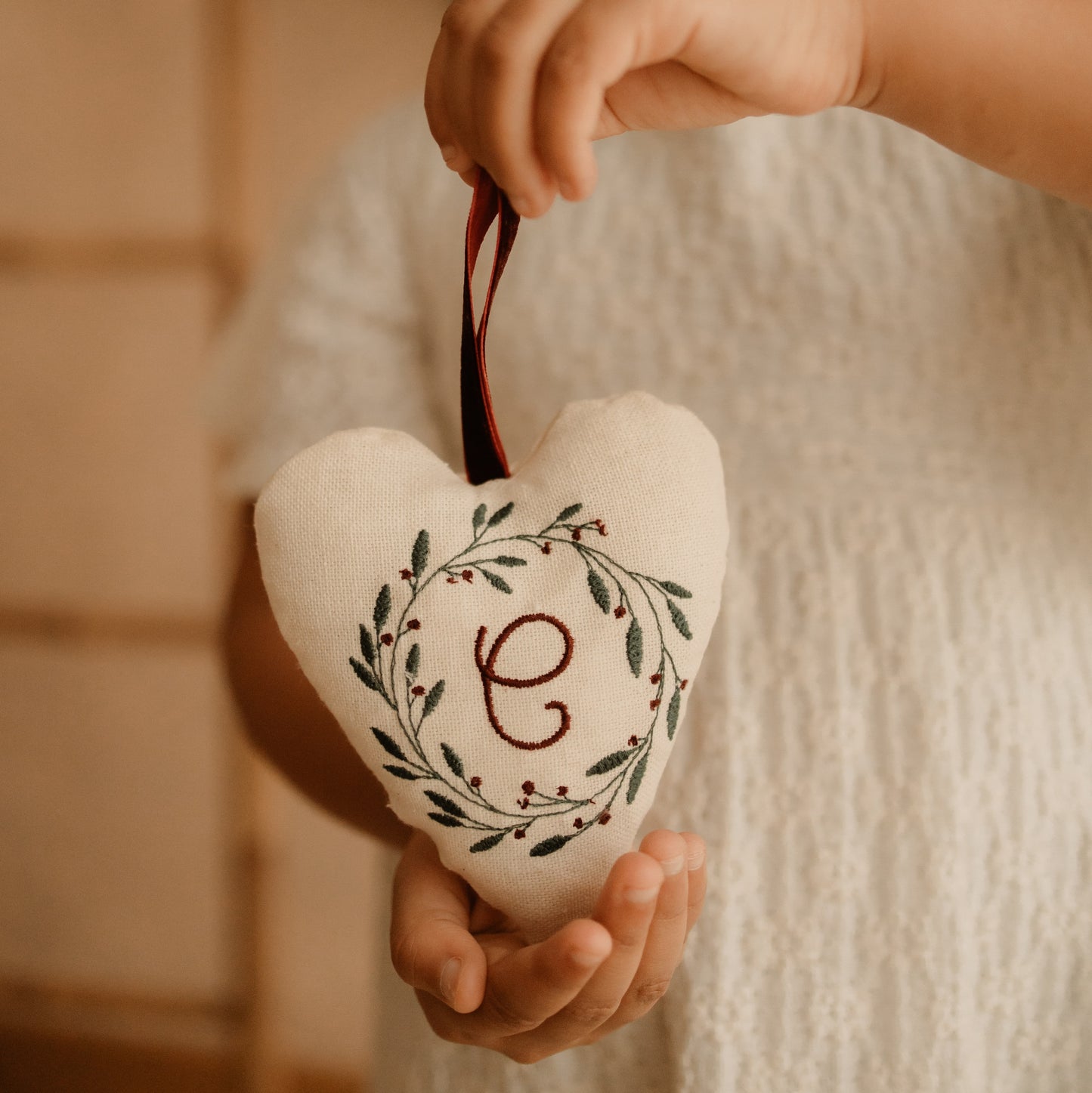 Ornamento Árvore Natal - Coração em Linho Bordado Inicial