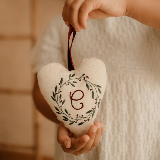 Ornamento Árvore Natal - Coração em Linho Bordado Inicial